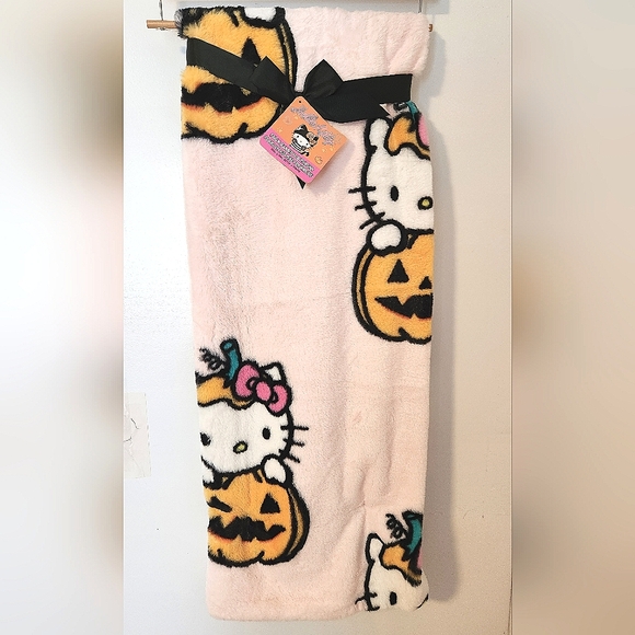Hello Kitty Halloween Pumpkin 50in x 70in Faux Rabbit Fur Throw Blanket NWT - Picture 1 of 3